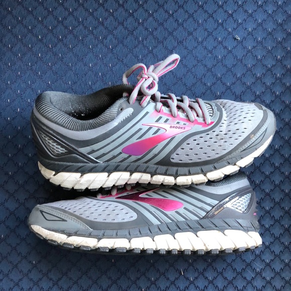 Brooks “Ariel 18” Shoe, Size 7.5 - Picture 3 of 12